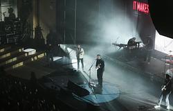 Sam Fender Brian Johnsonról: „Ő mindig ugyanaz maradt”