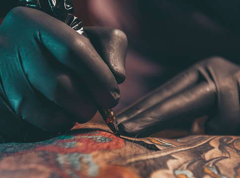 A tetoválás, mint élő folyamat: mi történik valójában a bőr alatt