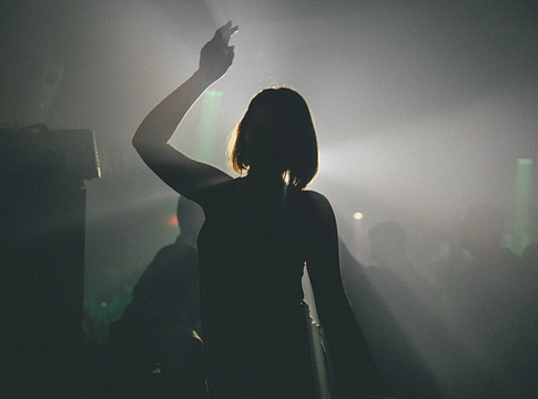 A rave-generáció női nem akarnak eltűnni a klubból — és egyre hangosabban mondják ki