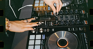 Seen Live: app a klubestek és DJ‑szettek értékelésére