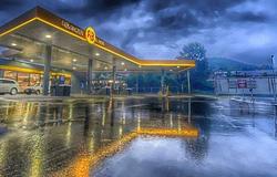 Tankkútnál DJ-szettekkel oldják a reggeli benzinfeszültséget