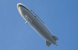 Alle Farben egy Zeppelin fedélzetén játszik DJ-szettet Köln felett