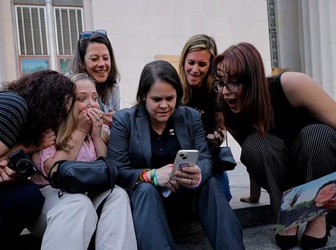 Precedens értékű ítélet: a Meta és a YouTube felelőssége a digitális függőségben