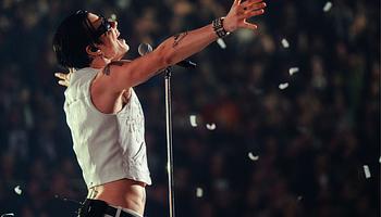 Yungblud teltházas O2-estje: Aerosmith-EP-dalok, Ozzynak szóló főhajtás, rajongó a színpadon