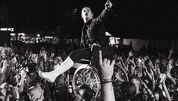 Törött lábbal is ment a show: Yungblud kerekesszékben crowdsurfölt