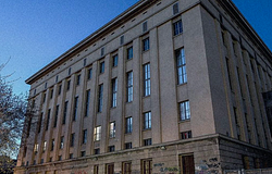 DJ összeesik fellépés közben a Berghainban, majd visszatér és befejezi a műsort