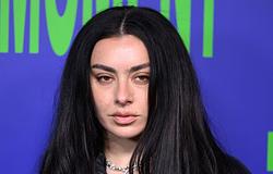 Charli XCX rockra vált: itt a ‘Rock Music’ és a mosh-olós klip