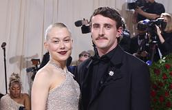 Phoebe Bridgers új daláról azt találgatják, hogy Paul Mescalról és Gracie Abramsről szól