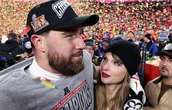 Taylor Swift és Travis Kelce kapcsolatáról is szól az új Chiefs-dokumentumfilm