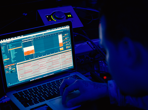Miért uralják a Redrum verziók a DJ-pultokat?