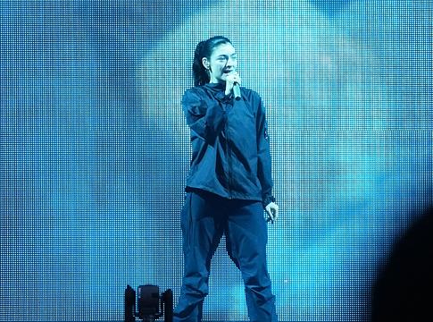 Lorde kilenc év után visszatért a Governors Ballra, és saját csavarral játszotta a „Girl, So Confusing”-et