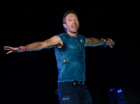 Új fordulat a Coldplay koncerten történt „kiss-kamera” incidens ügyében