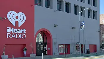 iHeartMedia országos leépítést indít 50 millió dolláros költségcsökkentés részeként