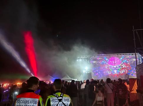 Illegális rave bulit tartottak Franciaországban, rendőrségi beavatkozással