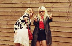 Lambrini Girls: megérkezett a limitált Who Let The Dogs Out borító David Shrigley-től