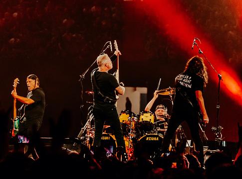 A Metallica 20 ezer fonttal segítette a cardiffi élelmiszerbankot
