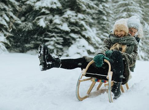A „sledging” – a téli szerelem új, rövid életű trendje a Gen Z körében
