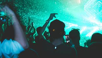 Franciaországban börtön is járhat az illegális bulikért – jöhet az Anti-Rave-Gesetz