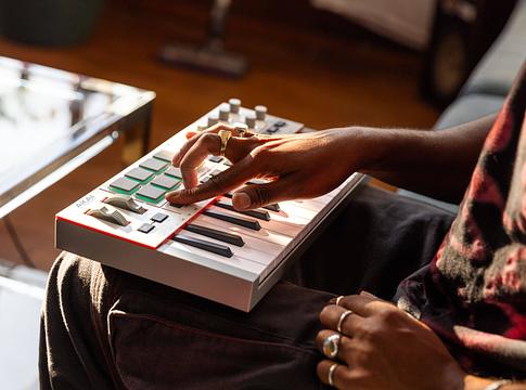 Akai MPK Mini IV – új korszak a hordozható zenei alkotásban