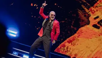 Pitbull kopaszsapkás Guinness-rekordra készül Londonban, sportközvetítés-szerű streammel