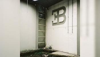 Witchtek: 5000 fiatal gyűlt össze egy illegális rave-en az elhagyatott Bugatti-gyárban