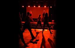 Techno Yoga: amikor a beat és a belső csend találkozik