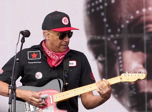 Tom Morello visszatér a színpadra édesanyja egészségügyi riadalma után
