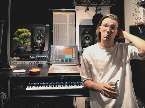 Tom Swoon visszatér a zenei életbe
