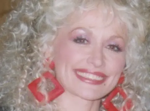 Dollyfesttel ünneplik Dolly Parton életművét 2027-ben