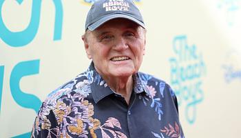 Hat évtized után visszavonul a turnézástól Bruce Johnston, a Beach Boys legendás tagja