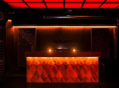 Tomodachi: új underground klub nyílt Ibizán a telefonmentes élményekért