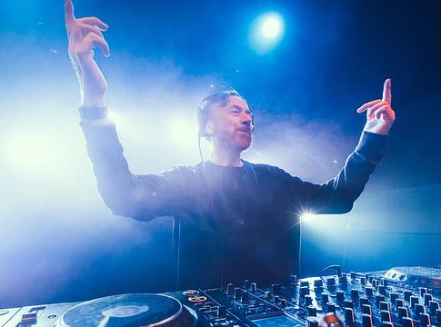 Benny Benassi: a Satisfaction nyomán jön a Feel The Bass