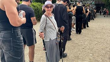 Egy idős turista lopta el a show-t a Berghain előtt, az internet azonnal beleszeretett
