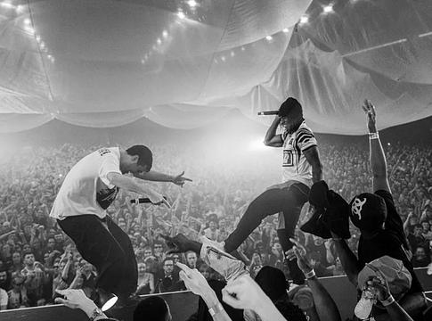 Fred again.., Sammy Virji és Reggie közösen hozták el a 'Talk of the Town'-t