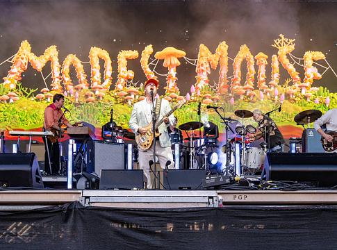 Nem turnézik a Modest Mouse gitárosa a vele szemben felmerült vádak után