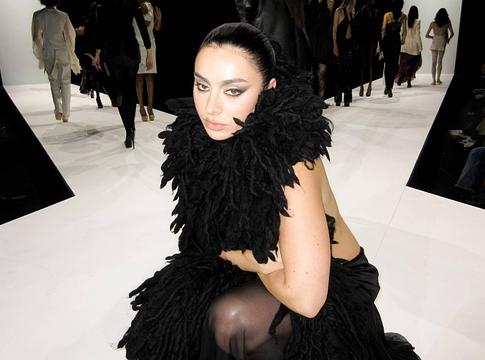 Charli XCX új B-oldallal folytatja: megérkezett a punkos Playboy Bunny