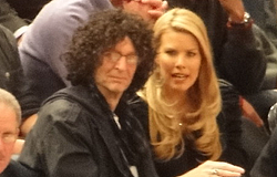 Howard Sternet és feleségét pereli egy volt executive asszisztens a munkahelyi ellenséges környezet miatt