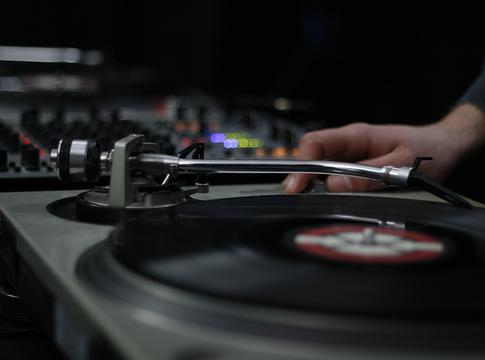 Mennyit keres egy warm-up DJ? Vita indult a gázsikról a brit szcénában