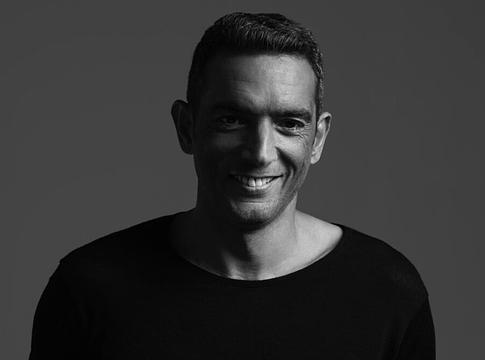 Antoine Clamaran újra a reflektorfényben a 'Para Para' című számmal