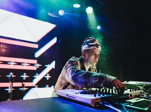 Betegszabadság után DJ-zett: kirúgták, most perel