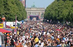Autó hajtott a tömegbe, félbeszakadt a berlini CSD