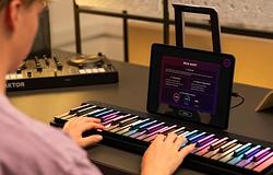 AI-alapú zongoratanulás: a ROLI új Zenei Edzője valós időben tanít technikát