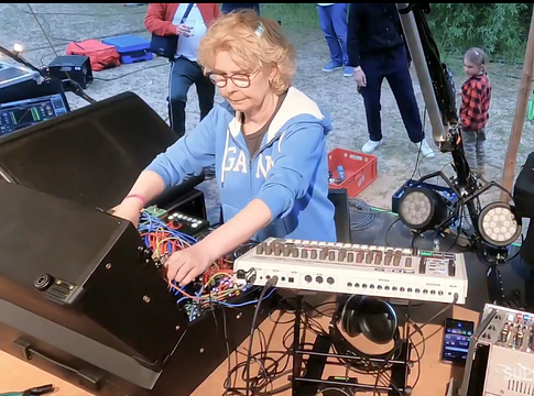 63 évesen robbant be az Awakeningsre Tunegirl