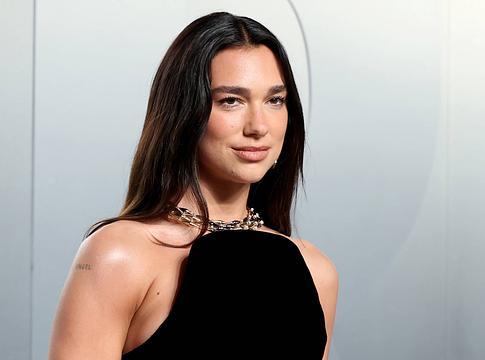 Dua Lipa 15 millió dolláros pert indított a Samsung ellen a „TVs”-es dobozképek miatt