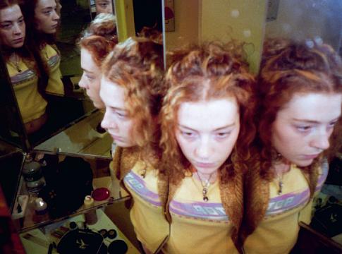 Melissa Auf der Maur fotókönyvben idézi meg a '90-es évek rockszínterét