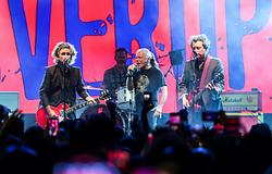 Billie Joe Armstrong Jennifer Finch emléke előtt tisztelgett, Bruce Dickinsonnal is színpadra állt