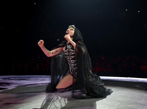 Lady Gaga lemondta a miami koncertjét a hangszálai miatt