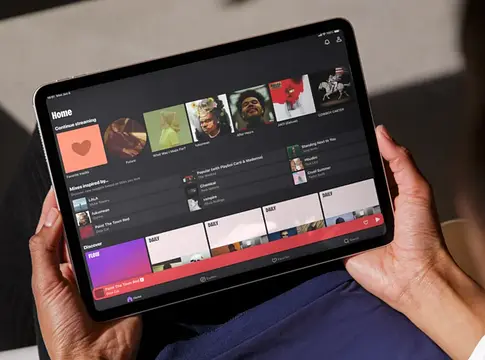 Deezer AI-detektort indít a lejátszási listákhoz – az új felhasználók 43%-ának könyvtárában van AI-zene