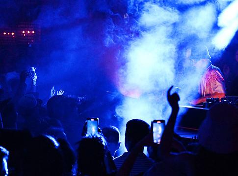 Világítási berendezés zuhant a tömegbe Max Dean fellépésén Buenos Airesben