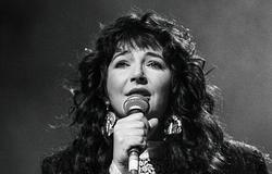 Kate Bush 40 éves klasszikusát művészek ünneplik – jótékonysági aukció a War Child támogatására